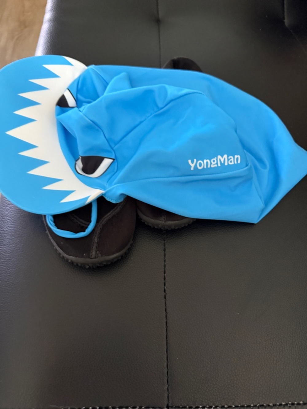 Kids Shark Swim Cap - Bright Blue and Kids water aquatic shoes black size 13/1 - Picture 4 of 8